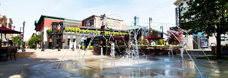 polaris fashion place outdoor courtyard; a great place to unwind after a meeting